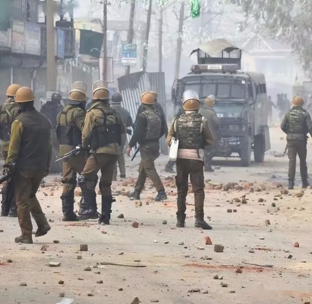 印度军队横扫克什米尔，缴获了一批五四手枪，以及国产手榴弹
