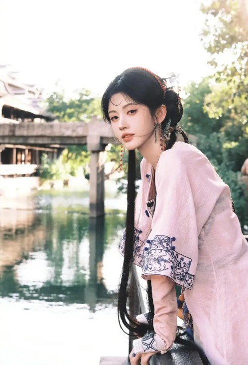 上半身貌美如花，下半身歪七八扭，这8位女星镜头前后反差好大