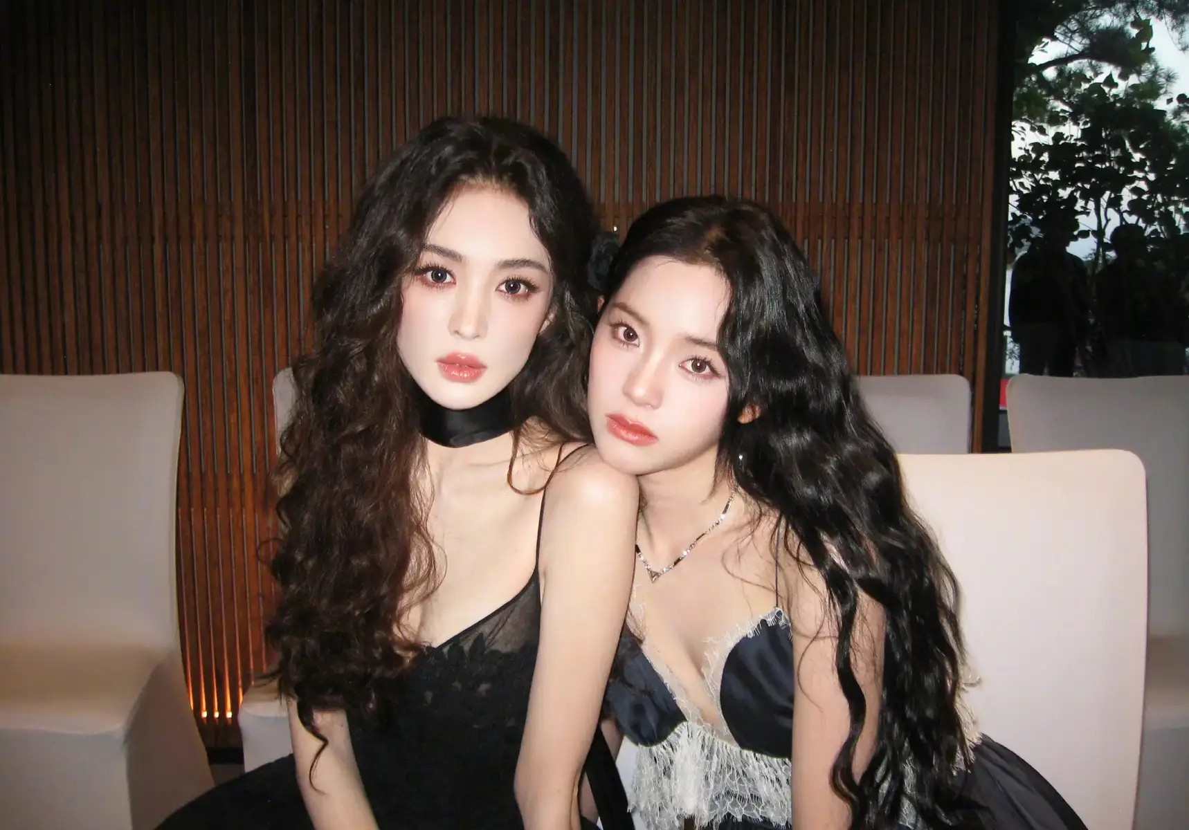 突发!香港知名女星佘诗曼母亲患癌症,戴假发和头巾出席聚会