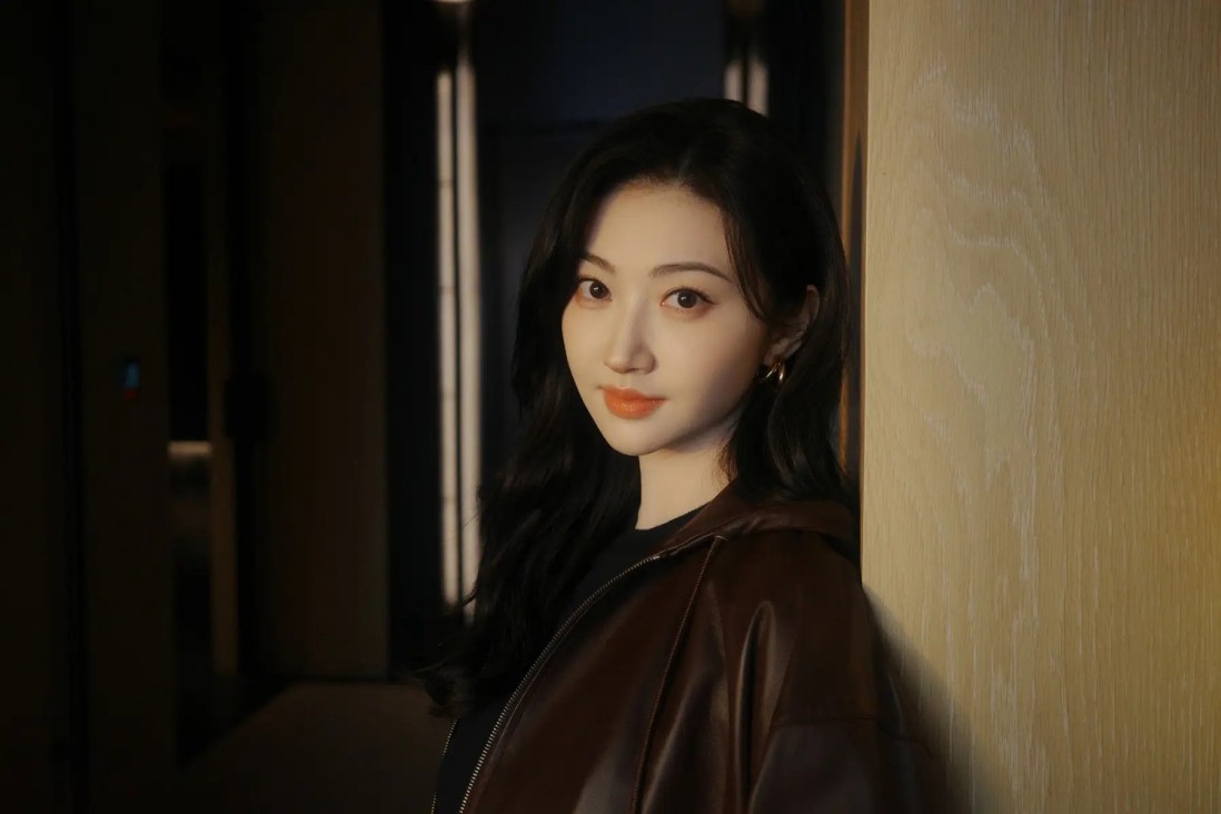 潘玮柏终于大方秀老婆！大金链土豪范拉满，宣云紧身裙辣过女明星