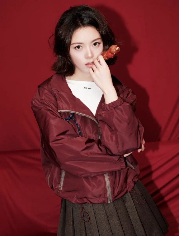 小S二女儿黑长直造型亮相，网友：小S真的生了一个林志玲出来